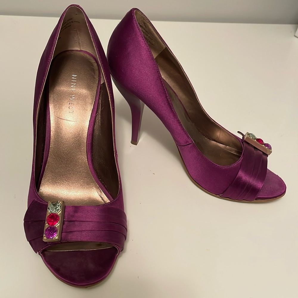 Nine West 4” satin heel shoes size 8